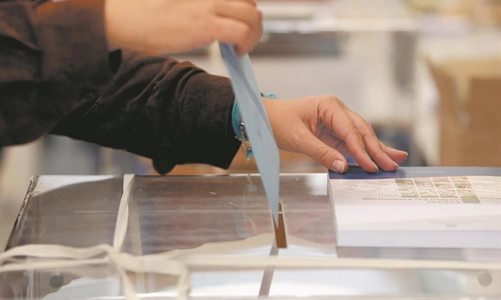 Δημοσκόπηση: Στα χαμηλότερα επίπεδα μετά τις εκλογές η διαφορά ΝΔ-ΣΥΡΙΖΑ – Ποιος ευθύνεται για την αύξηση των τιμών